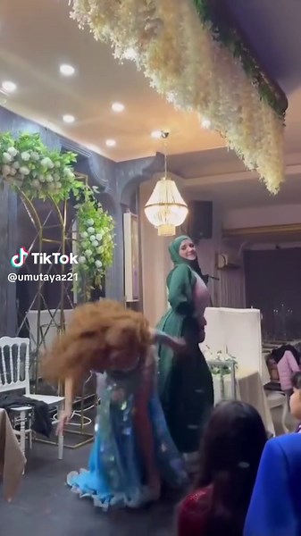 Sahnede Ufak Bir Kaza: Eğlenceli Anlar