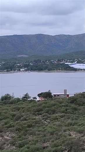 6.3K views · 24 reactions | Imágenes que nos envían desde Villa Carlos Paz. Descarga de prueba del Boeing 737 FireLiner de Santiago del Estero previo a sumarse al combate del incendio forestal en Guasapampa.  Vía WhatsApp. Créditos al autor. | Info 24 | Facebook