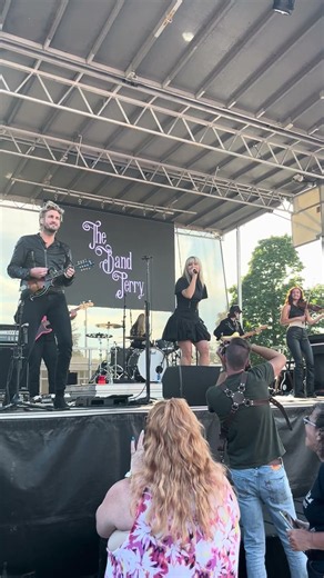 Saw the band Perry live and met her at the claws and country music festival in Brunswick me!! 🖤