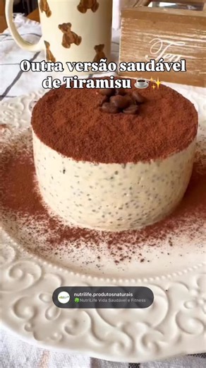 🍀NutriLife Vida Saudável e Fitness on Instagram: "TIRAMISÙ CHIA PUDINS Com as excelentes propriedades das sementes de chia… O resultado é incrível! 🍀 Fácil 🍀Rapidíssimo e delicioso!!! Ingredientes: ✅150 g de iogurte grego (recomendo o de 2% ou 5%) ✅15 g de sementes de chia ✅10–15 g de mel ou outro adoçante (xilitol) ✅1 xícara pequena de café espresso (20–30 ml) ✅Um pouco de cacau em pó amargo para finalizar Valores nutricionais: 😱250 kcal 😱6 g de gorduras 😱21 g de carboidratos Modo de prep