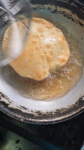 Wait for that perfect puff! 🎈 Ithilum nalla oru sights vere undo? ✨ #poori #pooribhaji