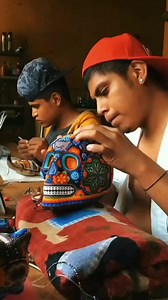 19K views · 343 reactions |  El Arte huichol  es una agrupación de estilos tradicionales en las artes de artesanía y folklóricas. Los artistas de este estilo de arte son los wixárikas. El Arte huichol tiene un encanto muy particular: relaciona su religión y cosmovisión con formas y colores para crear una estética única. ❤️#recorriendomexico#travel#huichol | Chiapas 2.0 Travel | Facebook