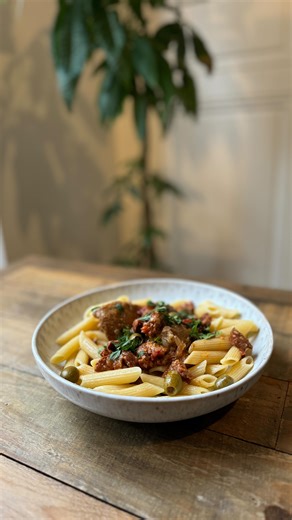 Noémie Germain 😃🌶️ | MANGER, VOYAGER on Instagram: "Le sauté de veau au chorizo et aux olives de mon papa ⬇️ • 1 chorizo pelé et coupé en morceaux de taille moyenne • 700 g de sauté de veau • 3 c. à s. de farine • 3 oignons, découpés en morceaux • 2 gousses d’ail, râpées • 1 pot d’olives vertes, égouttées et dénoyautées • 1/2 boîte de pulpe de tomate • Eau (pour couvrir) • 2 feuilles de laurier • Quelques branches de thym • Poivre • Huile d’olive (si besoin) • Dans une cocotte, faire revenir l