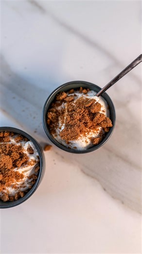 Susanna Jungblom | Hälsocoach on Instagram: "ÄLSKAR när något smakar som dessert… men egentligen är ett proteinrikt mellanmål 😌🍋 Den här “cheesecaken” är krämig, syrlig, söt och tar seriöst 2 minuter att göra. Ingen ugn. Inget krångel. Bara mixa – klart. Perfekt när du vill: ✨ äta något som känns lyxigt ✨ få i dig mer protein ✨ slippa kvällssug Och ja… toppingen med smulad biscoff gör den 10/10 🤌🏼 Vill du ha exakta måtten och hur jag gör den? Kommentera CHEESECAKE så skickar jag receptet til