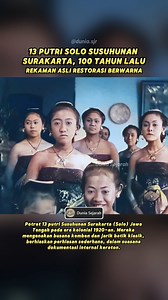 Potret tiga belas putri Susuhunan Surakarta (Solo) Jawa Tengah pada era 1920-an, masa Hindia Belanda. Mereka mengenakan kemben polos dan jarik batik klasik Surakarta, dengan perhiasan sederhana serta rias ringan tanpa paes ageng. Busana dan suasana menunjukkan konteks kegiatan internal keraton. Dalam tradisi Kraton Surakarta, Visual ini memberi gambaran tentang kehidupan bangsawan dalam lingkup keluarga istana, dan keseharian para putri dalem di jawa pada awal abad ke-20, sekaligus menunjukkan k