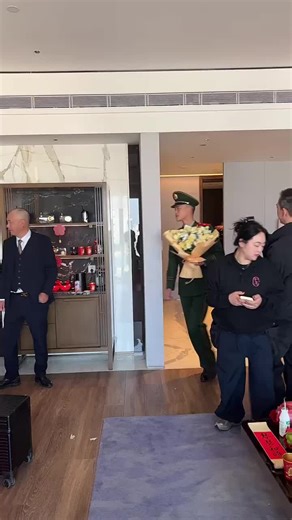 🇨🇳 军人哥哥跨越千里，只为参加姐姐的婚礼。 🇬🇧 A soldier brother traveled over a thousand miles, just to attend his sister's wedding. 🇨🇳「有些东西是语言无法表达的，只能通过某种神圣的直觉去领悟。」 —— 罗曼·罗兰 🇬🇧 «Some things cannot be expressed by words and can only be understood through a kind of sacred intuition.» —— Romain Rolland 🇨🇳 相似案例： 🇬🇧 Similar Cases: 🇨🇳 婚礼进行到一半，穿着白纱的姐姐正有些遗憾地看着空落落的亲属席，宴会厅的大门突然被推开。 一名皮肤黝黑、满身风尘的军人背着行囊，挺直脊梁大步走上舞台，向姐姐敬了一个庄重的军礼。 姐姐瞬间湿了眼眶，不顾婚纱沉重奔过去紧紧拥抱着弟弟，这一刻，长途跋涉的疲惫都化作了重逢的喜悦。 🇬🇧 Halfway through the wedding, the 