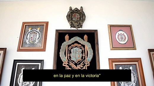 #UMSNH #Escudo #Significado #LoDebesSaber #Nicolaita "Dados en armonía bajo la sombra de la religión, unidos en lazo fraterno, hacia la luz del saber, en la paz y en la victoria" ¿Cómo debe interpretarse el significado del escudo de la Universidad Michoacana de San Nicolás de Hidalgo? El escudo de la Universidad Michoacana de San Nicolás de Hidalgo (UMSNH) es de tipo «español moderno», cuartelado en cruz, que generan 4 partes con sus respectivas ideografías. Sus colores son 5 en total: fondos en