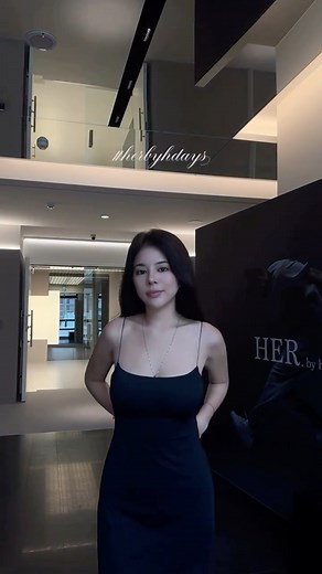 𝐇𝐄𝐑 𝐛𝐲 𝐡 on Instagram: "裸涼感顯瘦 BRA TOP DRESS! 🧊 洋裝舒適度如同睡衣 · 漂亮度卻像正式 cocktail dress! ✨ — 限量預購中 — #SecondSkin #BraTopDress #VersaEase #抗菌胸墊 #第二層肌膚"