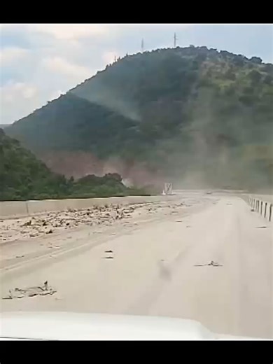 WATCH: Cement spill causes dangerous conditions on Kranspoort Pass Read more: https://www.citizen.co.za/middelburg-observer/news/2026/01/31/cement-spill-causes-dangerous-conditions-on-kranspoort-pass/ #MiddelburgObserver #Middelburg #Mpumalanga #loskop #kranspoortpass