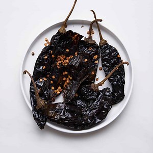 Chile Pasilla Guide (Heat, Flavor, Uses)