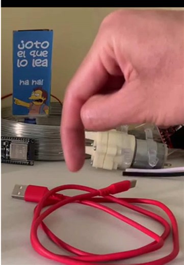 El error número 1 cuando compras un ESP32 Muchos creen que cualquier cable USB funciona con un ESP32… pero algunos solo sirven para cargar y no para enviar datos. Si tu computadora no detecta la placa, esto podría ser el problema. Estoy explicando todo desde cero porque yo también aprendí esto siendo autodidacta. El video completo ya está en mi canal de YouTube. Link en mi perfil: youtube.com/@ctrl_david #ESP32 #IoT #Microcontroladores #Maker #controldavid