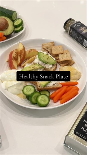 Simple ingredients, big flavor. 🥑🍎 Watkins spices make healthy snacking easy, satisfying, and anything but boring. #watkins #healthysnacking #snackplate #flavorful