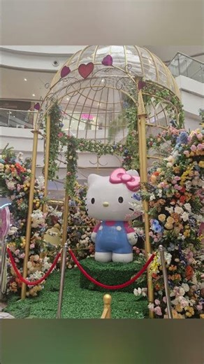 Hello Kitty statue