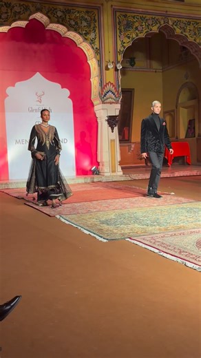 #GraziaFashion The final showcase at FDCI India Men’s Weekend 2026 belonged to JJ Valaya (@jjvalaya) Presenting The Valaya Man, the designer revisited his three-decade legacy of regal menswear, tracing its evolution from Maharaja-inspired bandhgalas and embroidered sherwanis to a more global, restrained vocabulary. With East, Valaya leaned into understated luxury through clean lines, fluid fabrics and kimono-inspired overlays, balancing heritage craft with contemporary minimalism to close the we
