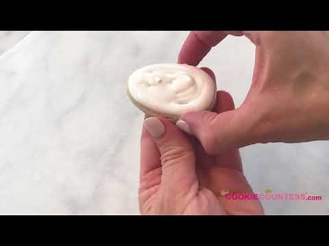 How I like to Pipe and flood with Royal Icing! a.k.a. 20 Second Icing with a shake!