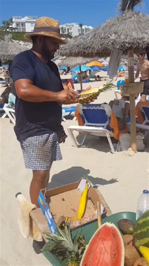 The legendary Fruit Man of Mallorca has become an iconic sight on many of the island’s beaches—whether you call it Mallorca, Majorca, Mallorque, or Mallorquina. With his colorful cart and loud chant “¡Melón, Coco, Piña!”, he draws attention from beachgoers in Playa de Palma, Palmanova, Alcudia, and beyond. Many tourists look forward to his visit as part of the authentic Mallorca beach experience. But while the Fruchtmann—or fruit vendor—may seem like a harmless tradition, there's growing tension