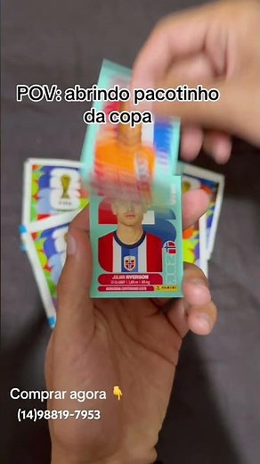 Abrindo pacotinho de figurinha da copa do mundo 2026