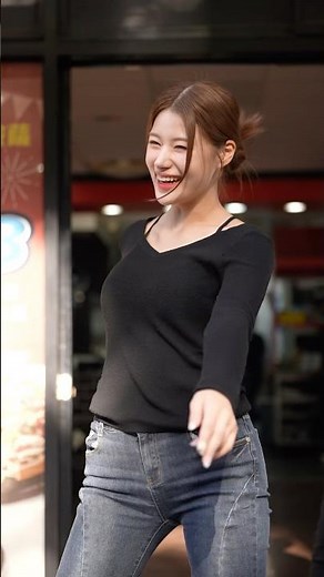 Lee Yebin was so happy to see her fans dancing the "Out of the Game" dance together 🤣 #LeeYebin #...