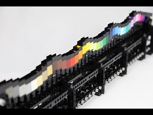 レゴブロック製の虹色のウェーブがボールを運んでいく「Rainbow Wave Lego」