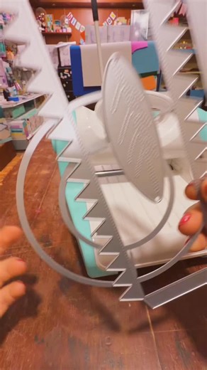 Ingenio on Instagram: "✨🎩 ¡Así de rápido se crean las tendencias! En segundos hago este sombrero decorativo 2026 con mi máquina troqueladora 🤩 Cortes perfectos, detalles profesionales y cero complicaciones. Si quieres ahorrar tiempo, elevar tus diseños y sorprender a tus clientes con acabados impecables, 👉 esta troqueladora es para ti. 📩 Escríbeme y llévate la máquina que transforma tus ideas en resultados increíbles. ¡El 2026 se crea hoy! 🚀✂️ Somos de Ecuador contáctanos al 0984045654 #ing