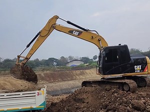 卡特彼勒313D2 GC挖掘机在工地装车