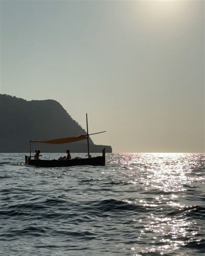 Mathilde 🐈‍⬛ on Instagram: "Sailing with my love ⛵️"