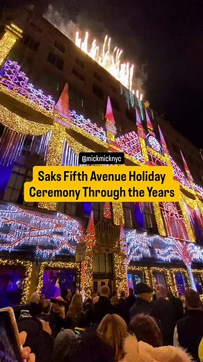 @saks Fifth Avenue Holiday Ceremony from 2019 to 2025 ✨🥰🎄 📍 Location Saks Fifth Avenue, 611 Fifth Ave ⏰ Show runs Nightly from 5:00 PM to 11:00 PM ⏳ New light show every 10 minutes 📅 Last Day to See It: early January 2026 (typically around January 4) ✨ Holiday Magic on Fifth Avenue is officially back 🥳 | New York Mickey