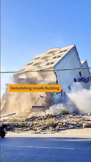 Worker Precision 💥 Demolishing Unsafe Building — Power Meets Control!
