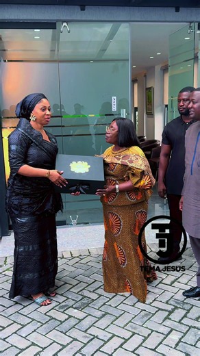 Hon. Sarah Adwoa Safo presented the platinum invitation package to former Chief of Staff Mrs. Akosua Frema Osei-Opare, who received it on behalf of former President Nana Addo Dankwa Akufo-Addo during the Kantanka family’s courtesy visit.