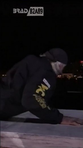 Hulk Hogan shoves The Giant off the roof | WCW Halloween Havoc 1995