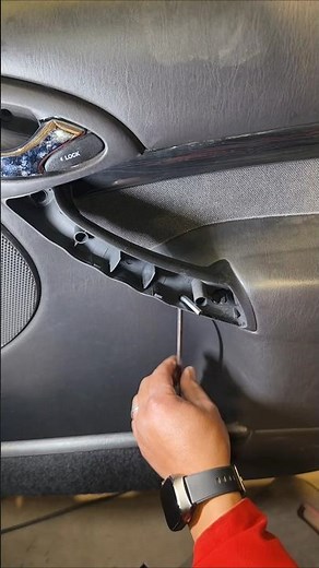 Il y a toujours un truc pour démonter un cache compliqué 😌