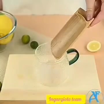 "Mai più lotte con i limoni! 🍋💪" ​Ti sei mai chiesta perché, dopo aver spremuto un limone con tutta la tua forza, sembra che metà del succo sia rimasto ancora lì dentro? O peggio, perché finisci sempre con le mani appiccicose e i semi che nuotano nella tua spremuta? 🤦‍♀️ ​In Archimede Fibre abbiamo la soluzione per chi vuole freschezza immediata senza dover andare in palestra! 🏋️‍♀️❌ | Maria Laura Tardino