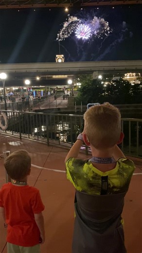 Reminder: your kids can still be mesmerized by Magic Kingdom fireworks even if you’re not inside Magic Kingdom! 🥰🎇 ✨✨✨ #waltdisneyworld #disneytravelplanner #disneymagic #happilyeverafter #magickingdom
