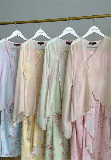 Linea Mini Kurung where minimal meets cute 🌻 Comfy to wear with an instant pario style skirt, perfect for an easy and effortless Raya look. Part of our Fleur Series, made for a soft and sweet Raya moment 💕