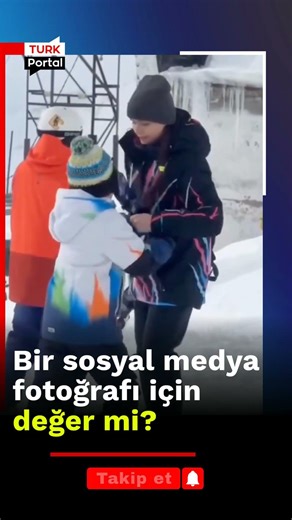 Bir kadın çocuğundan istediği pozu alamadığı için sinirlendi... #anne #baba #kayak #spor #çocuk