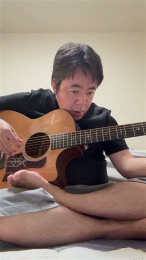 スピッツのロビンソンの前半部分を弾いてみました。ソロギターと伴奏の中間くらいです。