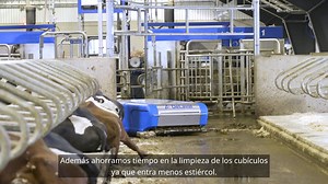 "Como el nuevo robot collector de DeLaval puede trabajar con todos mis tipos de suelo, me he ahorrado mucho dinero invirtiendo en él. De lo contrario, habría tenido que invertir en dos sistemas distintos." 🗣️ No te pierdas el testimonio de Samuel Eskilsson sobre su robot de estiércol de DeLaval. ¿Quieres conocer más detalles? Visita: https://www.delaval.com/es/nuestros-productos/limpieza/delaval-robot-collector/ #DeLaval #granjas #ganaderos #vacas #estiercol #robots | DeLaval