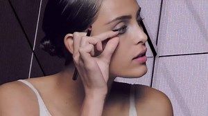 │ ARMANI ARTISTRY, LESSON 9 │ Use our eyeliner to create a modern eye make-up look. Watch the Eye Lines video to learn how. | Armani beauty