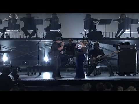 Jason Aldean & Kelly Clarkson "Don't You Wanna Stay" (2010 CMA Awards)