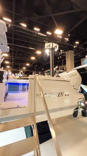 The Blackfin 332CC offers an ideal blend of durability and versatility. With a 900HP max capability, forward-facing console lounge, insulated baitwell, and tackle rigging station, it's a fisher's dream. #Blackfin332CC #BlackfinBoats #FishingBoat