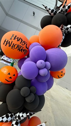 Trunk or Treat 🎃🍬🍡 Trunk-or-Treat is a Halloween event where participants decorate their car trunks and gather in a parking lot to pass out treats and play games with children. Big Thanks to Amazon Daytona Thank you @payasitadelicias the kids love those face painting🎨 #orlandoflorida #balloonstylist #2025 #celebration #fiesta #halloween #viralreelsfb #trunkortreat #candie #parking #celebration #activities #fun #bigthanks #amazon | GoldenEvents Gcruz