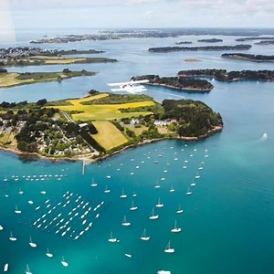 A tous nos passagers, nous survolons actuellement le Golfe du Morbihan 🛩 Ouvrez grand les yeux sur l'une des plus belles baies du monde ! | Morbihan Tourisme
