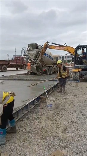 Polycarboxylate superplasticizers are used in road construction.#concreteadditive
