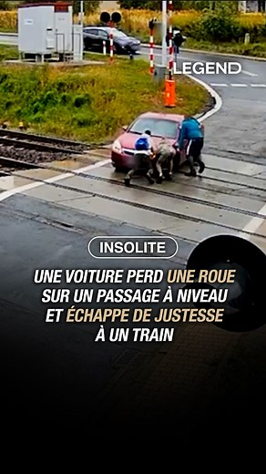 1.3M views · 2K reactions | Une Opel qui traversait un passage à niveau a perdu une roue, laissant le véhicule bloqué sur les rails en Pologne. La conductrice et le passager n’ont pas réussi à le déplacer, mais un policier hors service est intervenu immédiatement pour le dégager. Quelques instants plus tard, un train est passé, permettant d’éviter de justesse le drame. | Legend | Facebook