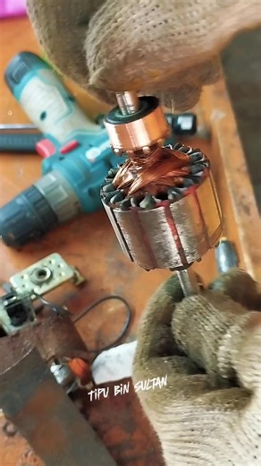 The blender 🥏armature is being cleaned 🧹 with a cordless drill.