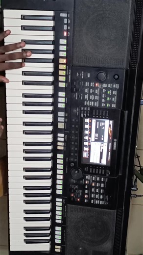 Refrain: Tu es là présent, livré pour nous Toi le tout petit, le serviteur Toi, le Tout Puissant, humblement tu t'abaisses. Tu fais ta demeure en nous seigneur. Couplet: Le pain que nous mangeons, le vin que nous buvons, C'est ton corps et ton sang Tu nous livre ta vie Tu nous ouvre ton cœur Tu fais ta demeure en nous Seigneur. #tiktokfrance🇨🇵 #chantcatholique #chantdecommunion #tueslapresentlivrepournous #pourtoi