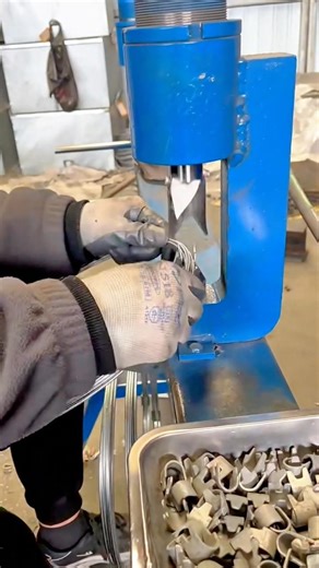 Shaping Metal Wire into Uniform Clamps Using a Hydraulic Press Machine #shorts