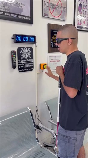 Un hombre con discapacidad visual consiguió detener el cronómetro de la peluquería a la que acudió en exactamente 10 segundos. Tras este suceso, se ganó cortes de pelo gratis de por vida en esa peluquería
