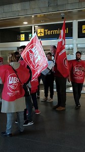 El personal de tierra del Aeropuerto de A Coruña está de huelga. “No hay conciliación en la aviación” es alguna de las consigas que lanzan. Reclaman una mejora en sus condiciones laborales #acoruña #acoruna #coruña #coruna #lacoruña #lacoruna #galicia #quincemil15000 #quincemil | Quincemil