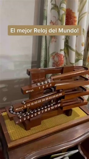 Eluniversodelaaduana on Instagram: "Rolling Ball Clock Un reloj de bolas es una pieza de relojería cinética que utiliza el movimiento y la acumulación de bolas de metal (generalmente de acero) para indicar la hora. En lugar de usar agujas tradicionales, estos relojes dependen de una serie de rieles y un elevador mecánico. Existen dos estilos principales: la "Máquina del Tiempo" moderna (popularizada en los años 70 y 80) y el reloj histórico de "Congreve" (inventado en 1808). 1. El Reloj Moderno